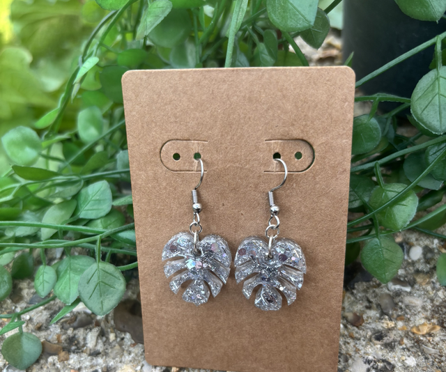 Boucles d’oreilles résine monstera argenté à paillettes 