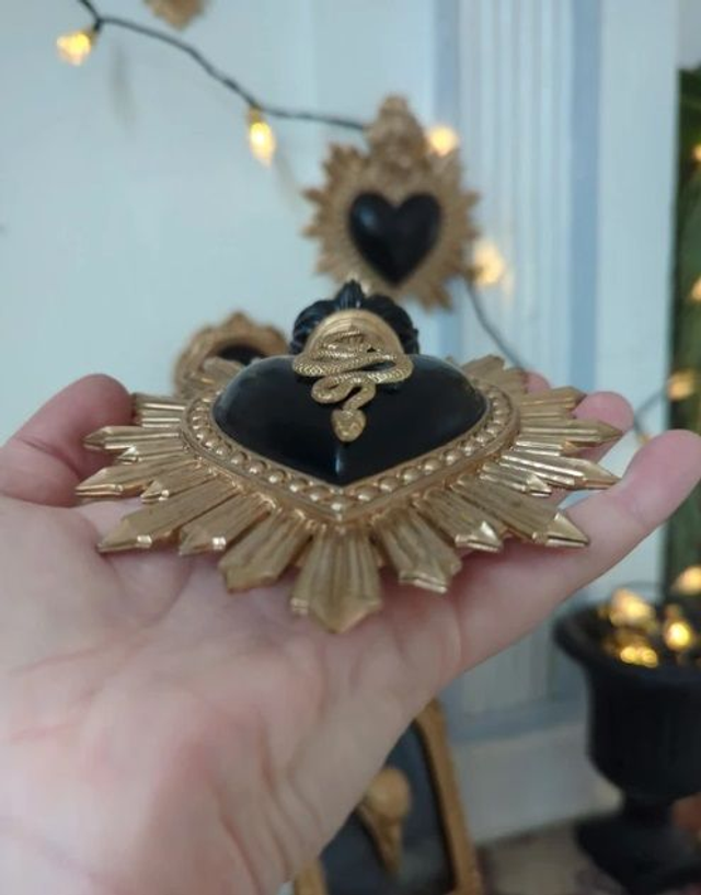 Décoration murale - cœur ex-voto noir et doré - serpent