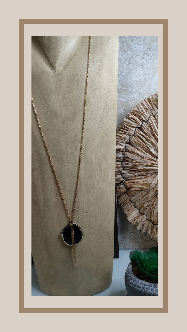 Collier bleu nuit rond doré et chaînettes 