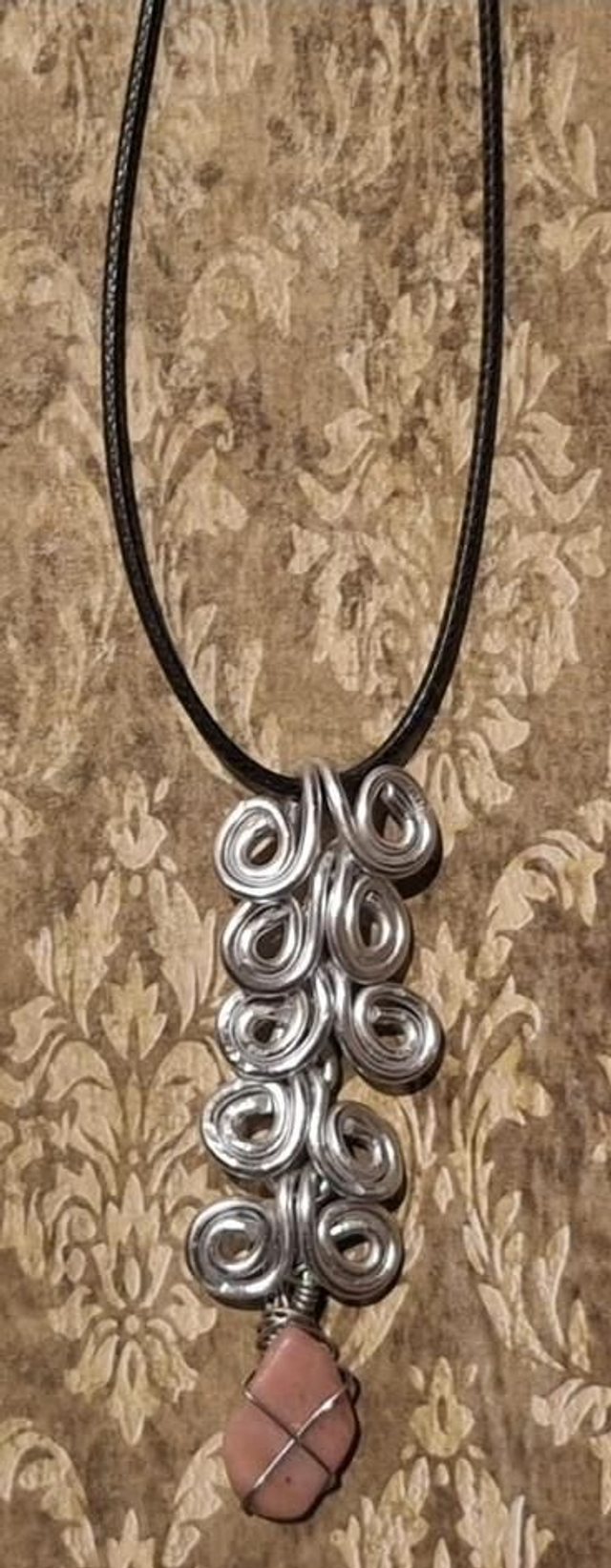 Customisable vine bearer necklace