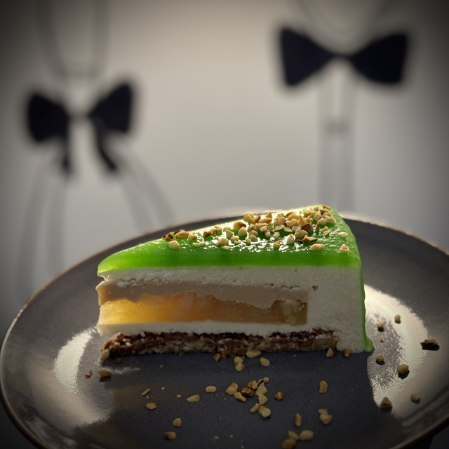 Dort - jablečný mousse, oříšky, poleva