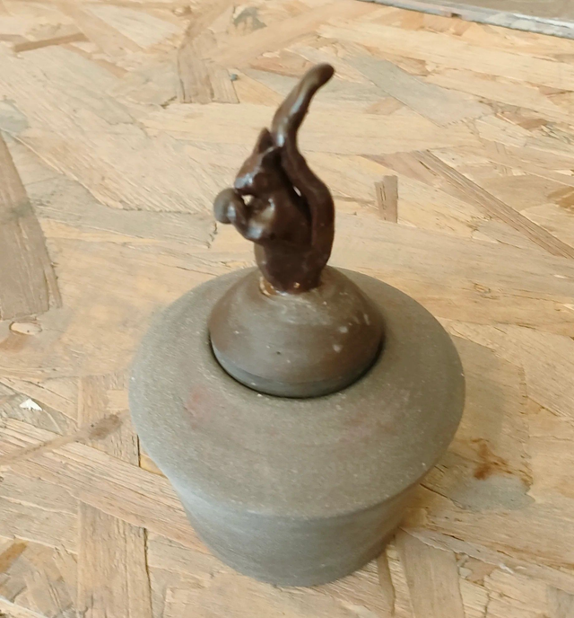 L’Instant Écureuil — Boîte sculpturale en grès, écureuil, pièce unique, décoration poétique