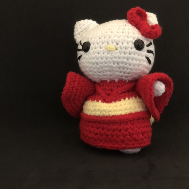 Chat blanc en kimono