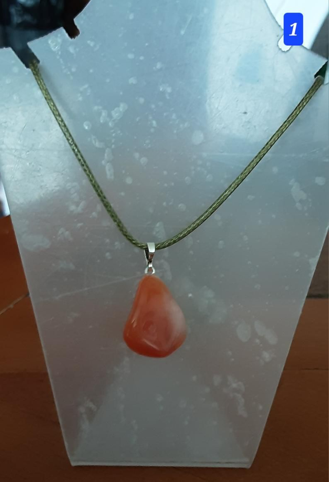 Cornaline pierre roulée avec cordon 