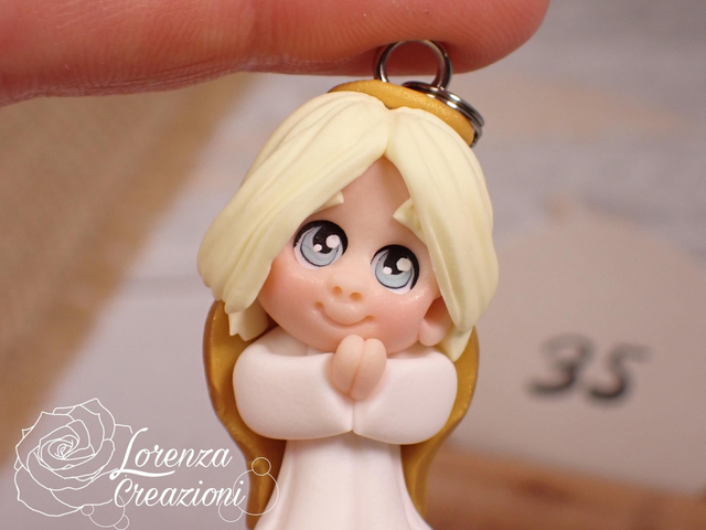 Angioletto custode tascabile n.
35 Portachiavi o charm, artigianale, pezzo unico. Modellato a mano argilla polimerica, made in Italy.
