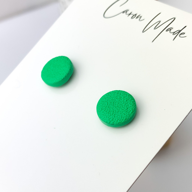 Green round stud earrings 