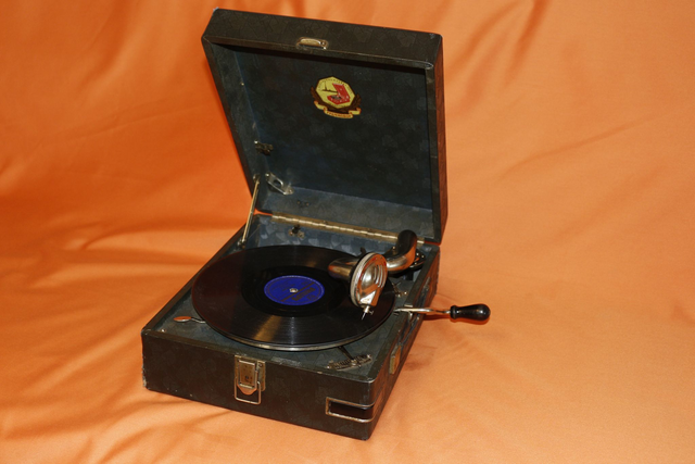 Russisches Koffergrammophon