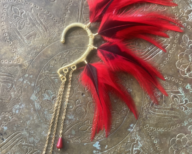 Tour d’oreille doré, rouge et noir 