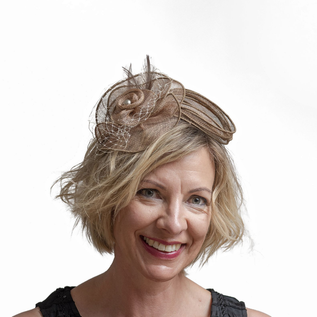 Uusi beige hatuke juhlaan - pieni hattu kukalla, harsolla ja solmukkeella