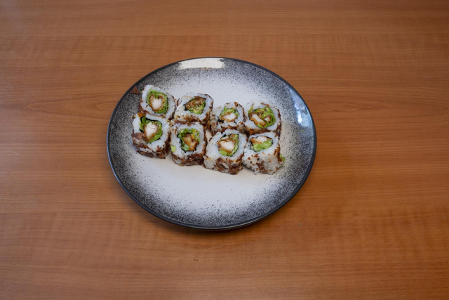 California Poulet , sauce spicy , salade , chips   x8