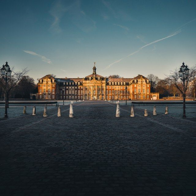 Weiter Blick zum Schloss