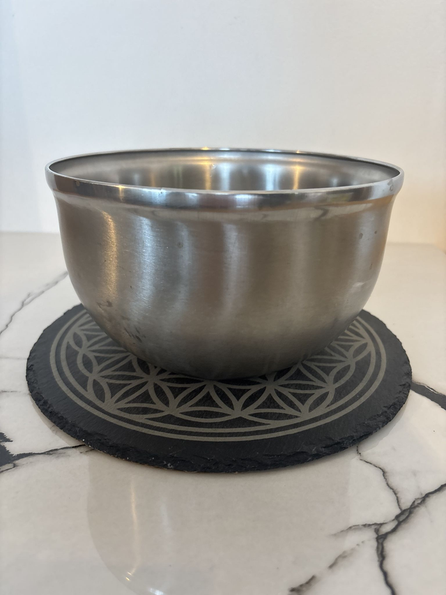 Fleur de Vie gravée sur un dessous de plat ou plateau apéritif en ardoise de 25 cm de diamètre