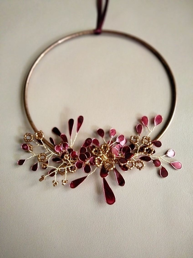 Petit bijou de mur rouge grenat 