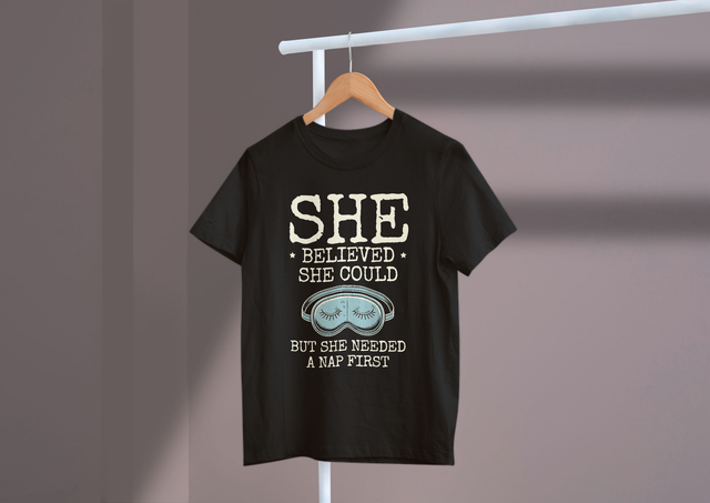 She Believed She Could But She Needed A Nap First Women’s Day. Sie glaubte, dass sie es könnte, aber sie brauchte am ersten Frauentag ein Nickerchen