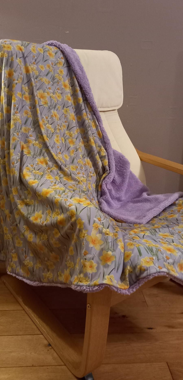 Daffodil Throw Blanket - lilac