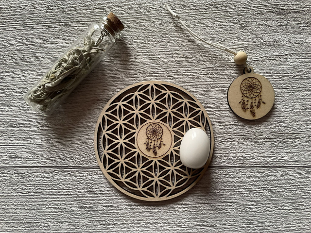 🌙 Coffret « Lâcher-Prise » – Pierre de jade blanc, sauge & Fleur de Vie attrape-rêves