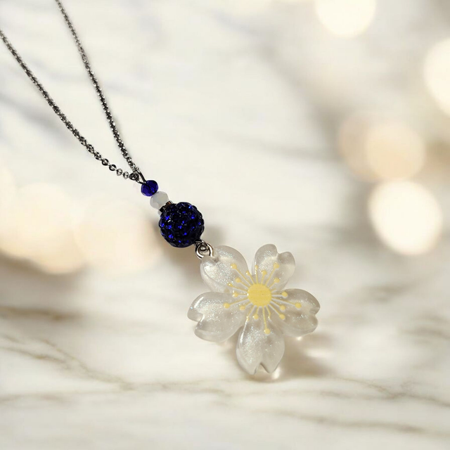 Collier acier inoxydable et cristal blanc bleu foncé fleur