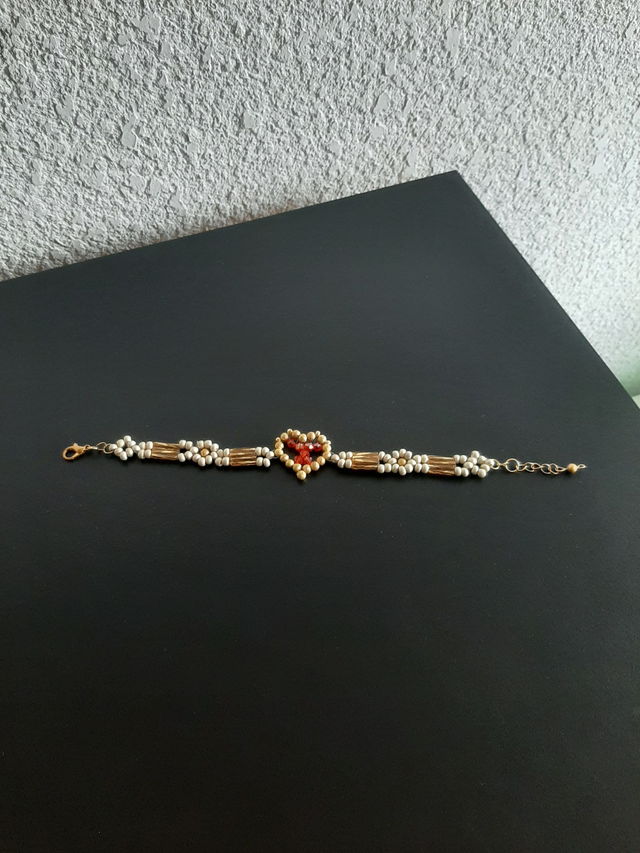 Bracelet cœur doré- rouge  attaché accier inoxydable doré en perle de verre et perle rocaille		