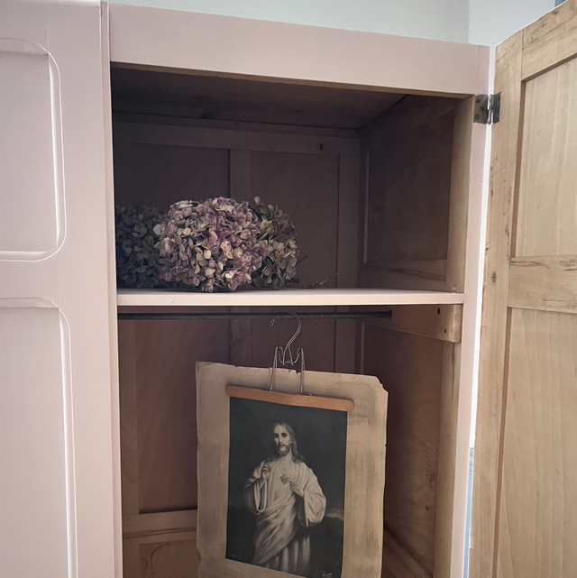 Armoire à panneaux rose pale