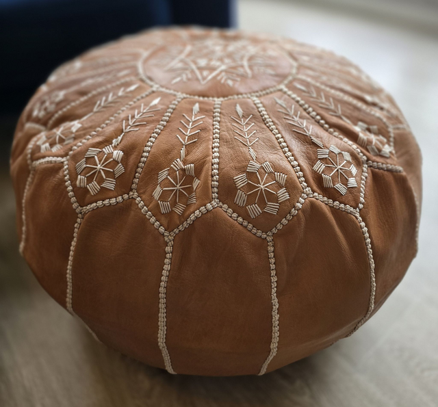  Pouf "Mehdi" Camel grand model en cuir marocain brodé fait mains