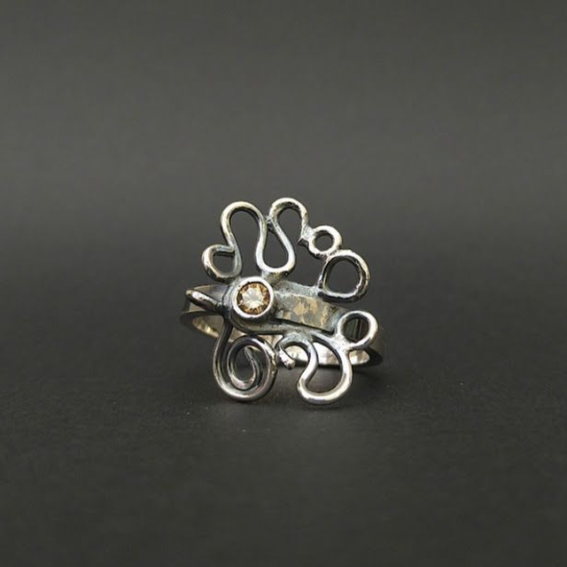 Kronkel ring met zirconia