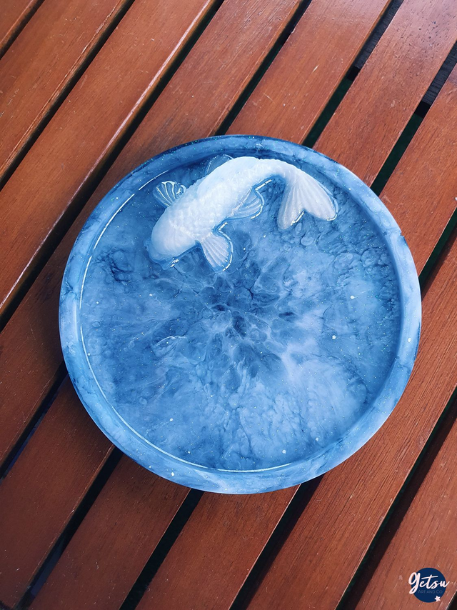 Petit vide-poche/porte-savon carpe koi blanche et eau bleu foncé