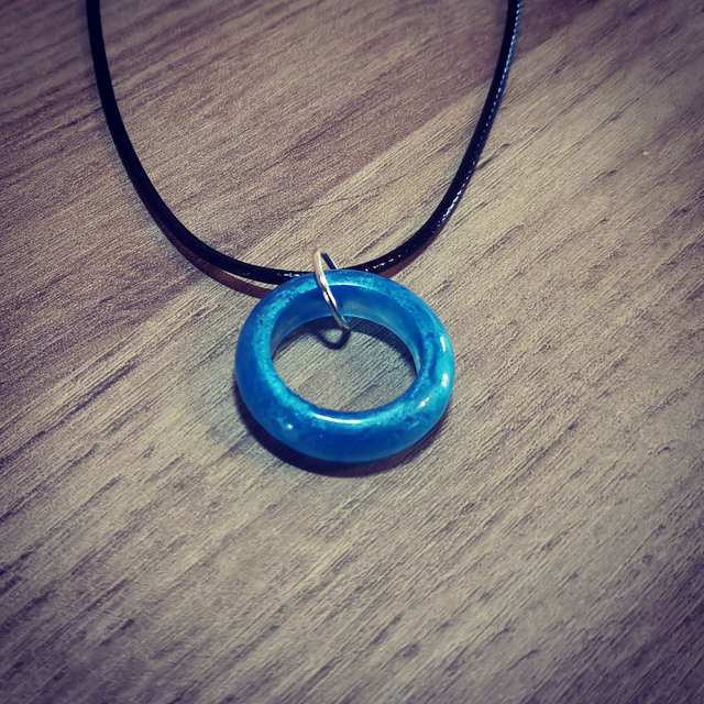 Anneau bleu métallique 