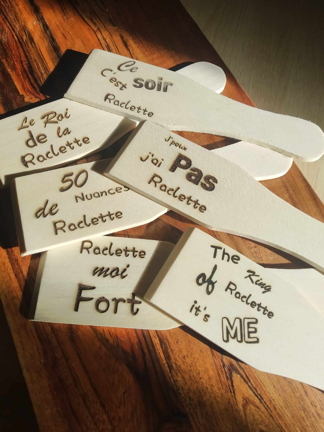 Lot de 6 spatules à raclette gravée 