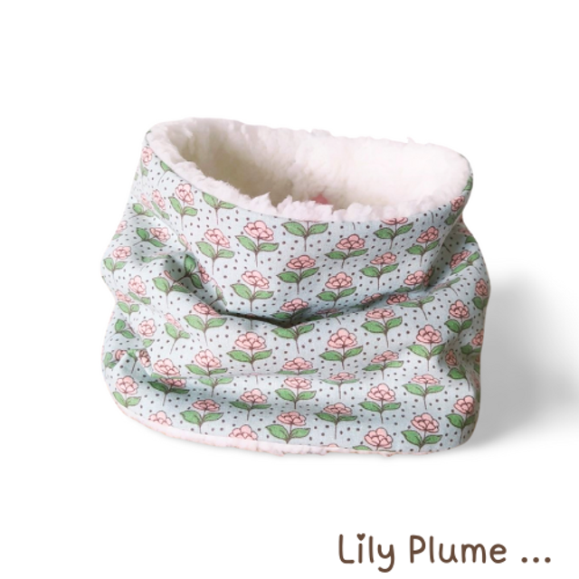 Col cache-cou premier âge petites fleures roses