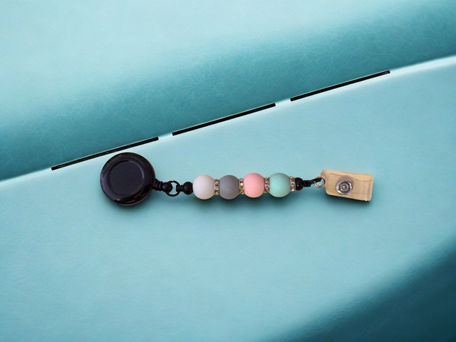 Support décoratif artisanal pour bagues avec boule en silicone – fait main