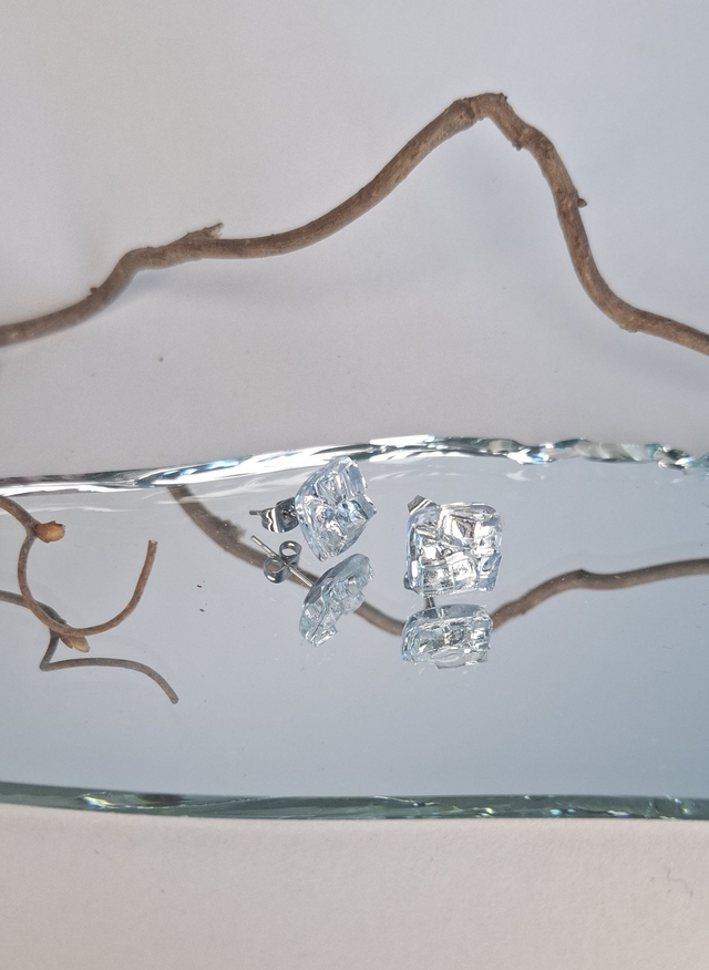 Pitelemätön - Sirpaleista koottu, korvakorunappi