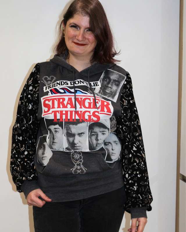 🌩️Sweat Upcyclé "Hawkins Edition" – Stranger things - Taille M🌩️