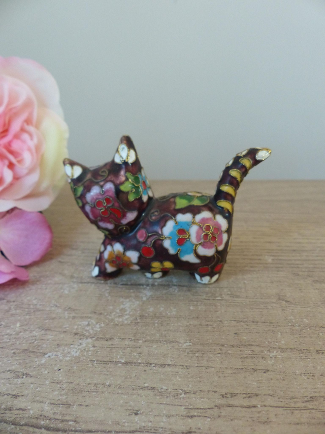 Figurine Chat Cloisonné Vintage – Chaton Floral en Métal Émaillé des Années 1980