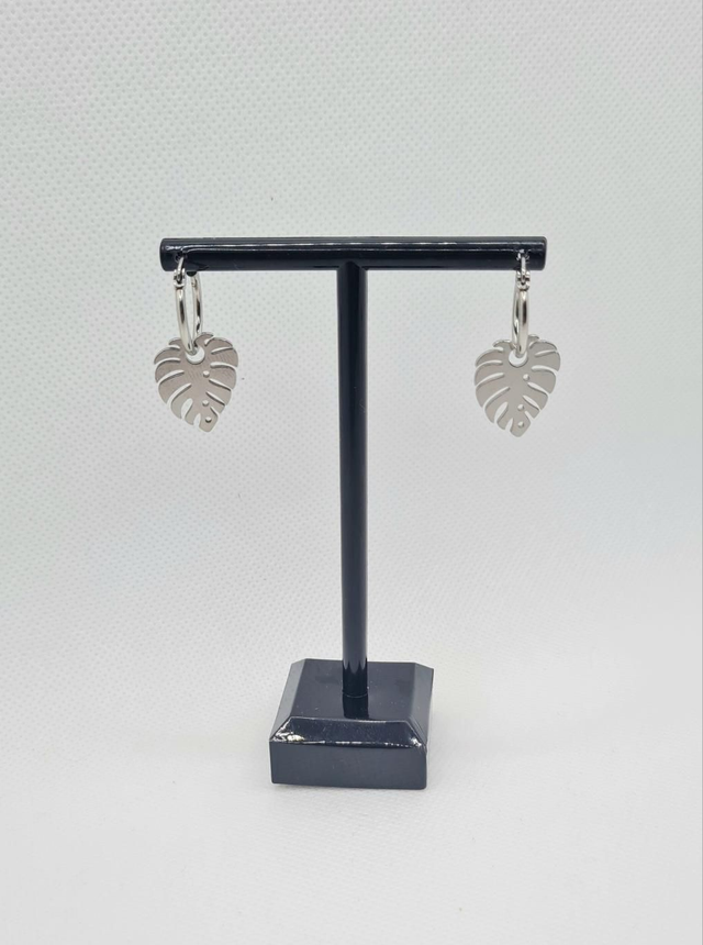 Dormeuses en acier inoxydable argenté avec feuilles de monstera