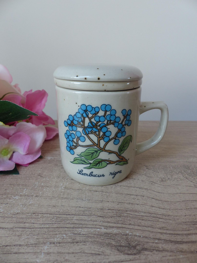 Tisanière Vintage en Grès Mouchetté – Décor Botanique Baies de Sureau Noir – Tasse avec Filtre et Couvercle – Style Campagne et Bohème