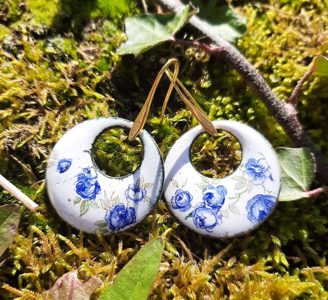 Boucles Rondes Ajourées Blanches "Fleurs bleues"