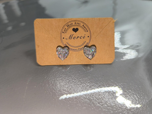 Petites boucles d'oreilles coeur argenté holographique 