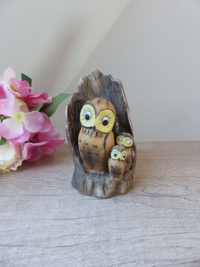 Figurine statuette en céramique la famille Chouettes dans un tronc d'arbre, nid douillet, décoration maison campagne, cadeau fête des mères