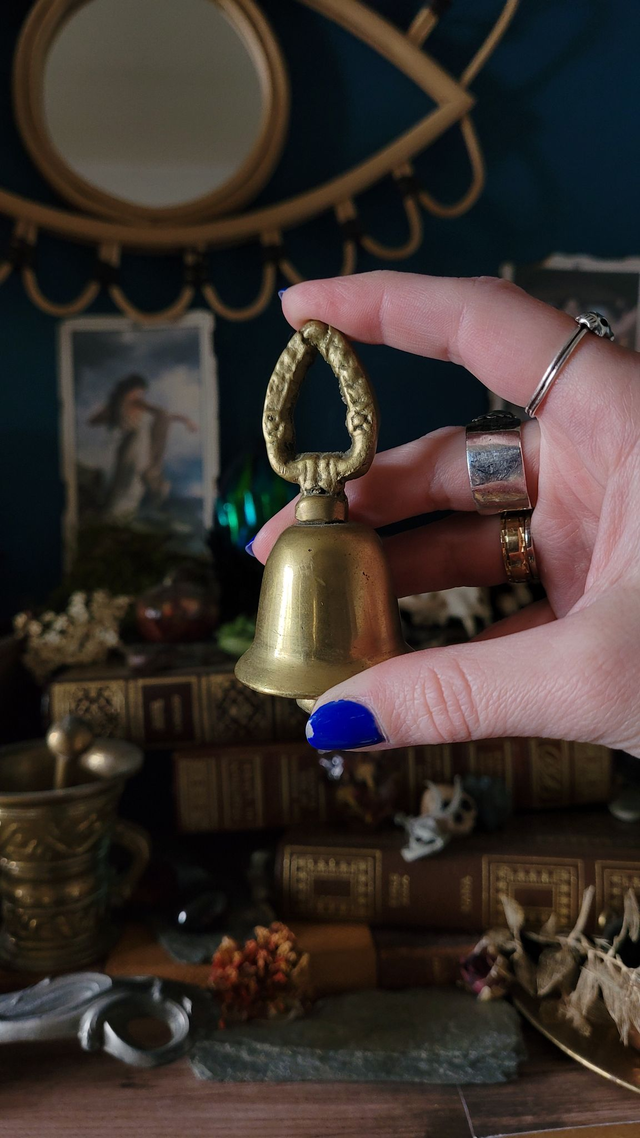 Petit cloche en métal doré