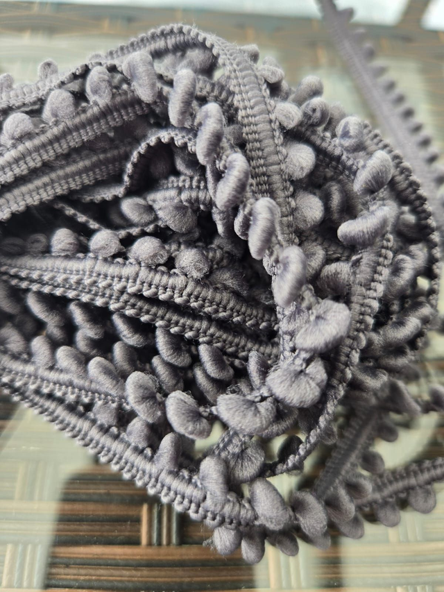 Galon pompon gris 410 cm