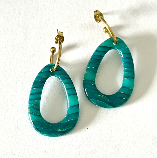 Boucles d’oreilles ovales turquoise irisées 