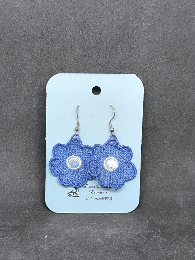 Boucle d'oreille fleur bleu