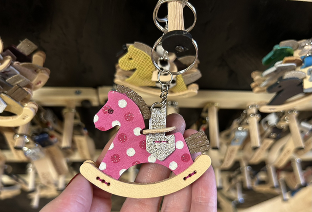 Porte clés cheval à bascule en cuir