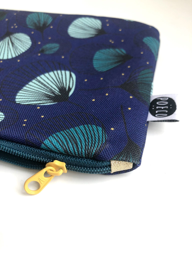 Trousse plate - PLUMES vertes fond bleu marine