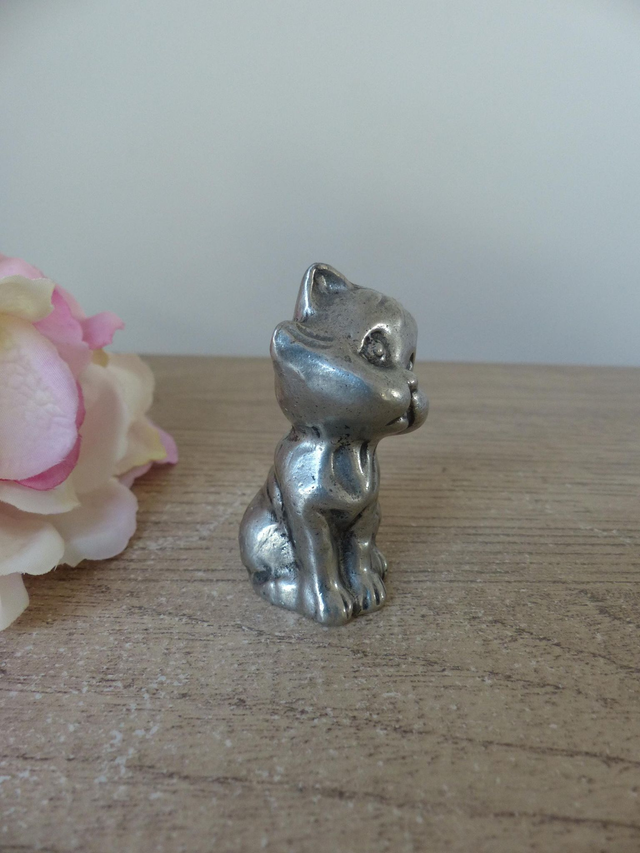 Figurine miniature chat en étain massif, mignon chaton en métal sculpté main, chat collection bébé animaux étain, cadeau décoration maison