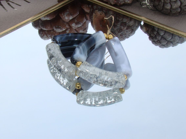 Boucles d&#039;oreilles perles tubes incurvées Chaandee gris et paillettes