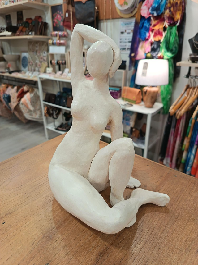 Sculpture moderne femme blanche