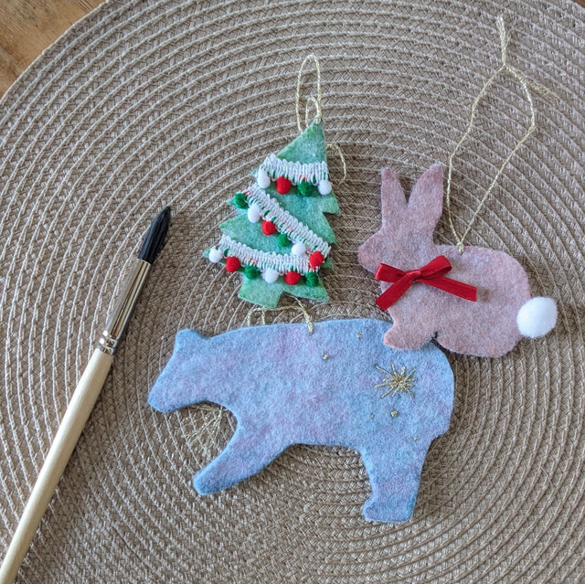 Suspensions en feutrine aquarellée