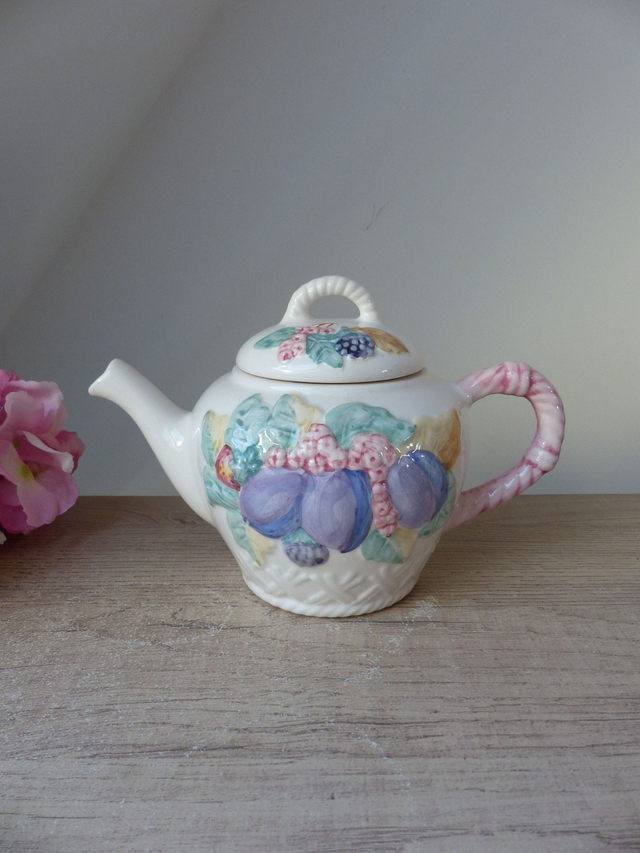 Ancienne Théière en Céramique – Panier de Fruits du Jardin en Relief – Prunes, Fraise, Groseilles – Anse Rose – Objet Vintage Déco Cuisine