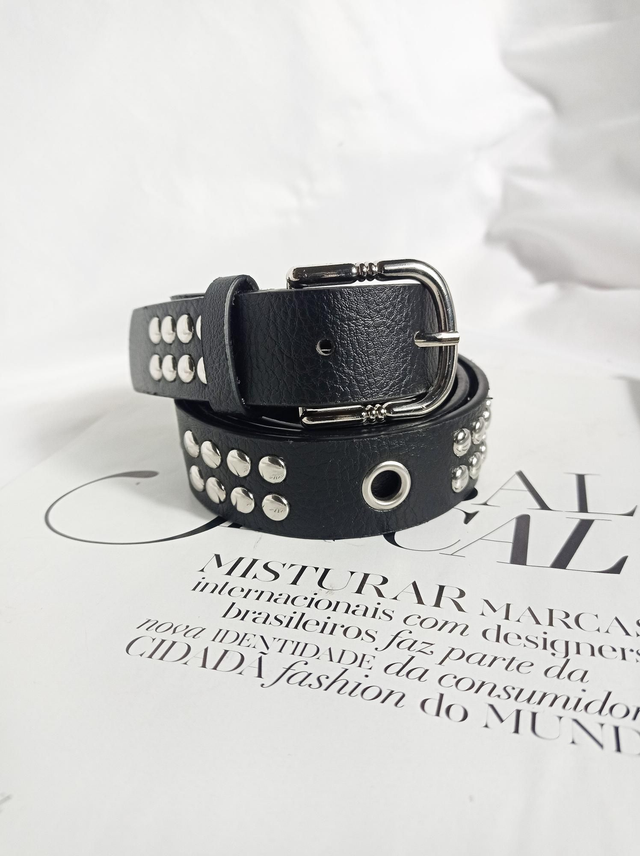 Cinto com tachas e ilhós 